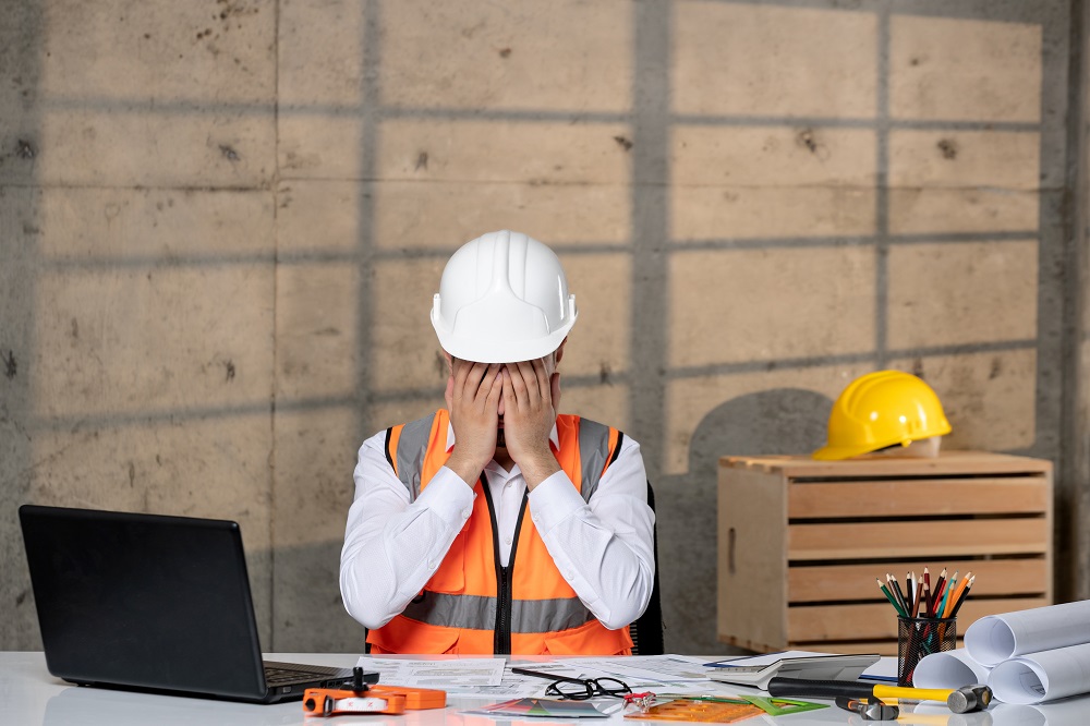 ingenieur jeune beau mec intelligent travailleur civil en casque et gilet fatigue et endormi